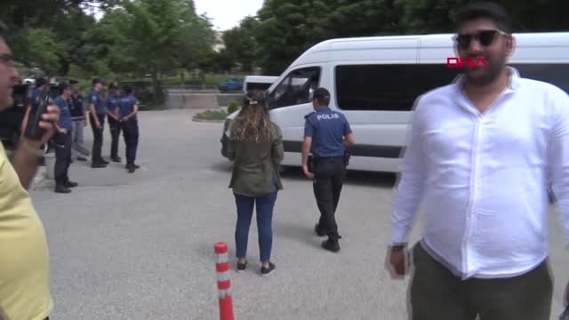 'Zümrüt Apartmanı' adlı kitabın yazarı Abdullah Şevki ve yayınevi sahibi Alaattin Topçu adliyeye...