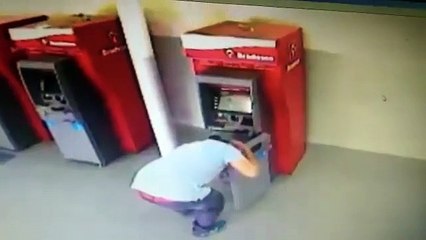 Camera de monitoramento flagra furto a caixa eletronico em Itapipoca