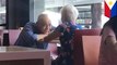 Viral foto pria lansia memandang mesra pasangannya - TomoNews
