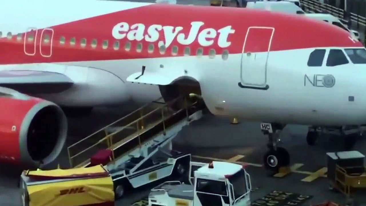 Il fait des pompes dans l'avion pendant le chargement des valises - Easyjet