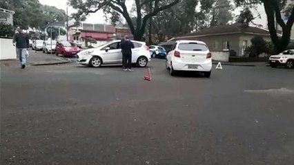 Carros se envolvem em colisão na Rua Pernambuco