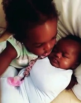 Observez ce que cette petite fille va faire à son petit frère nouveau-né. Trop chou !
