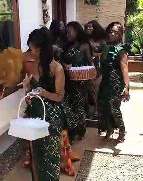 Ces demoiselles d'honneurs sont vraiment sublimes en compagnie de la nouvelle mariée. Admirez !