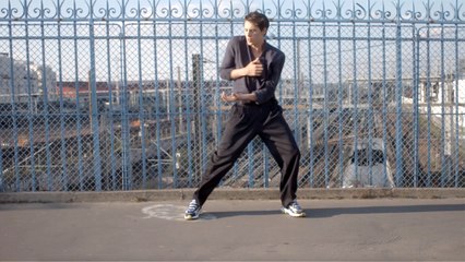 Le danseur étoile de l'Opéra de Paris Germain Louvet  improvise dans les rues de Paris avec la nouvelle Puma Cell Alien OG