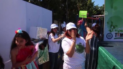 Bodrum'da öğrencilerden "atık malzeme" defilesi