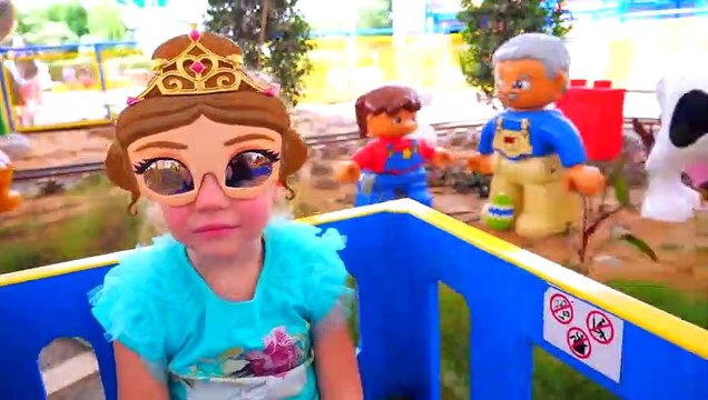 Nastya joue dans l'aire de jeux extérieure avec Legoland vidéo pour les enfants