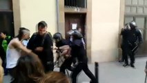 Los antidisturbios tratan de contener la protesta contra el desalojo de un edificio en Barcelona