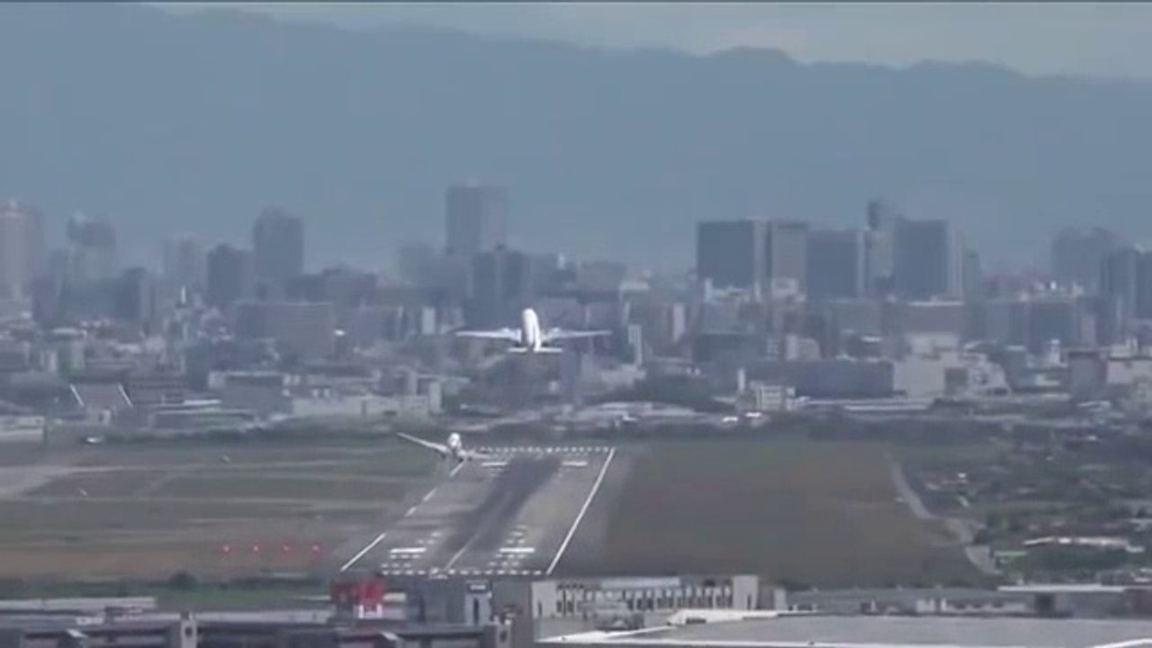 Quand deux avions se retrouvent sur la piste d'atterrissage au même moment