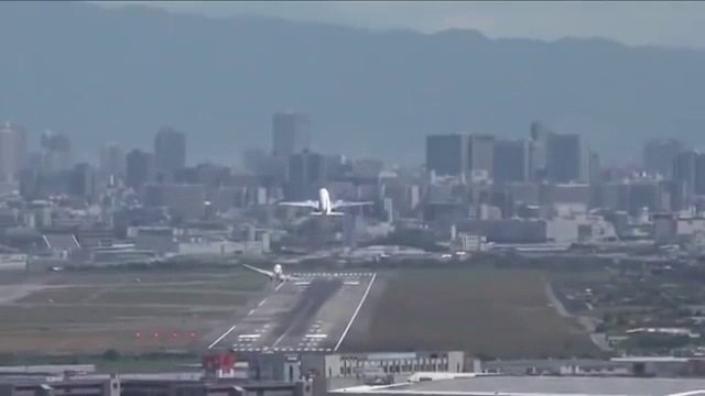 Quand deux avions se retrouvent sur la piste d'atterrissage au même moment