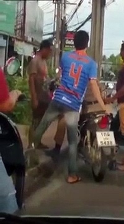 Un policier thaïlandais en scooter est complètement ivre !