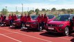 Las jugadoras de la Selección  Española de Fútbol posan con el regalo de uno de los patrocinadores