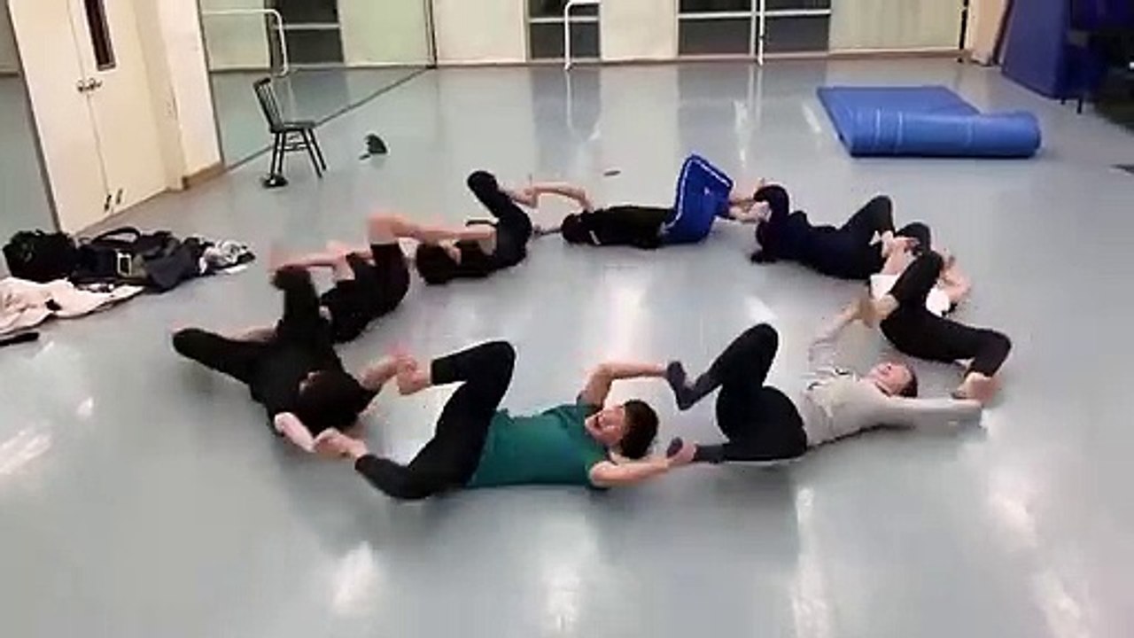 Ce qu'ils font accrochés les uns aux autres est tellement drole