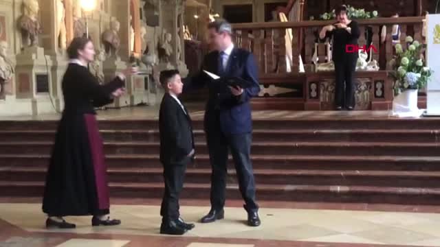 DHA DIŞ - Kardeşini yanan araçtan kurtaran 'Kahraman Kenan'a madalya