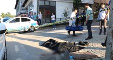 Yabancı uyruklu 2 kişi sokak ortasında dövdükleri adamı boğazından bıçaklayarak öldürdü