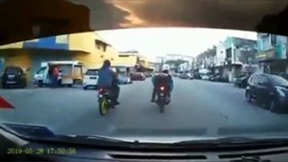 Bengang Kena Hon, Abang Botak Hayun Helmet Hentak Cermin Kereta