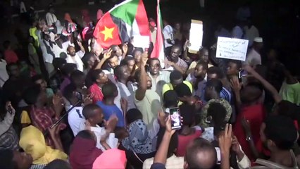 السودانيون يتظاهرون ليلا في الخرطوم في اليوم الثاني للإضراب