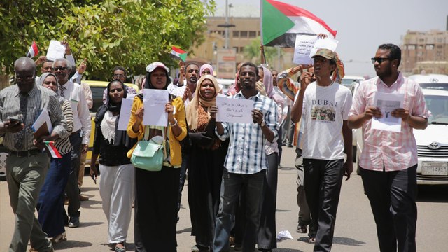المشهد السوداني.. تجدد التوتر في العلاقة بين العسكر والحراك