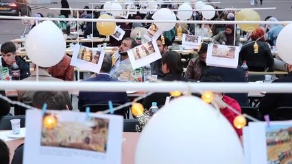 Hollanda'da üniversitelilerden şehir merkezinde sokak iftarı