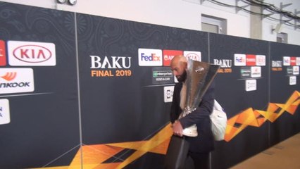 Video herunterladen: Caballero leaves stadium with Europa League trophy