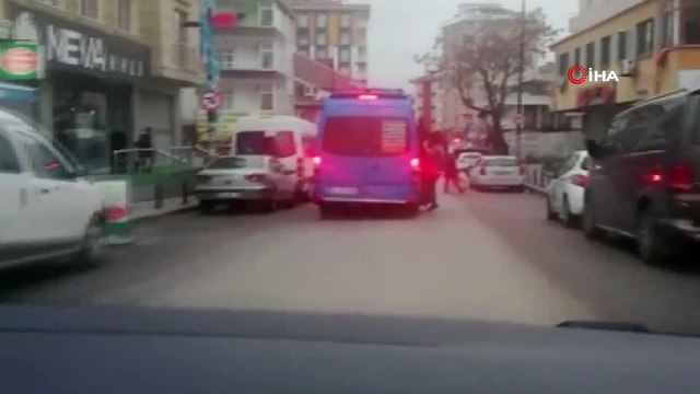 Minibüsün kapısından sarkarak yapılan tehlikeli yolculuk kamerada