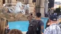 Une femme se ballade nue dans la fontaine du Caesars Palace à Las Vegas