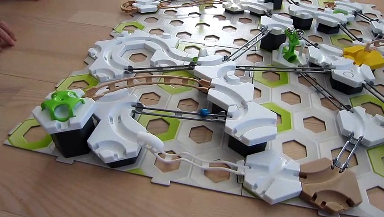 Gravitax mit einigen Kurven-Schienen