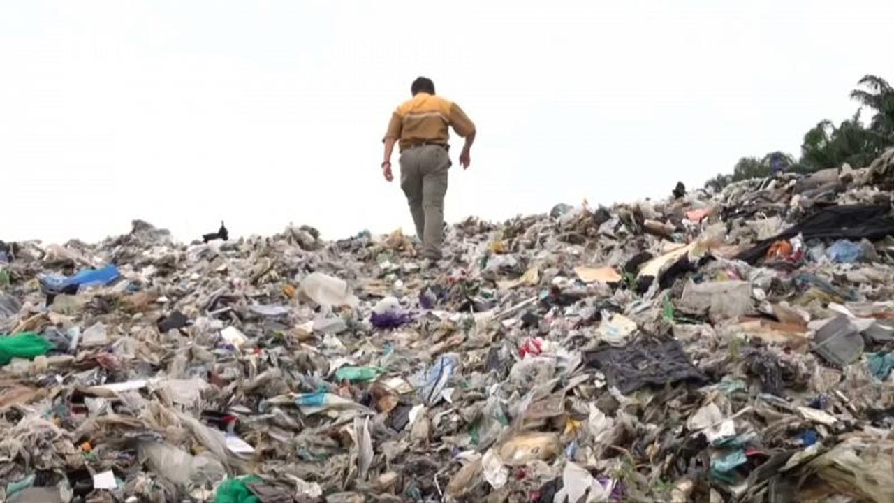 Philippines returns huge amounts of waste 'illegally shipped' by Canada
