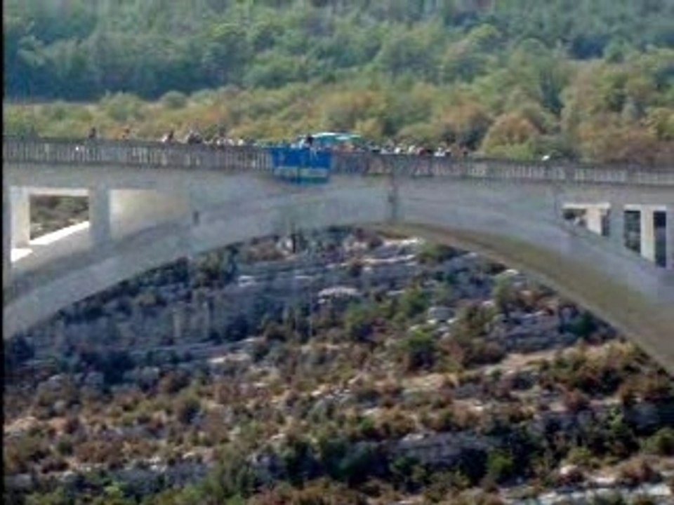 Saut à l'élastique au pont de l'Artuby