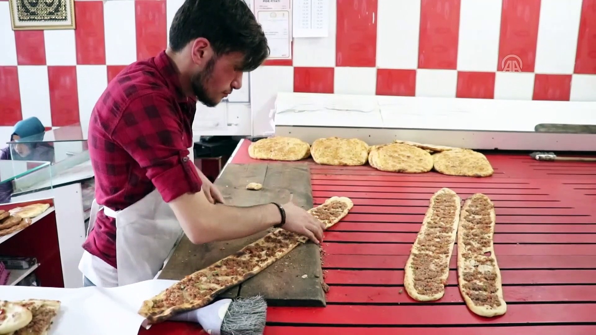HUZUR VE BEREKET AYI RAMAZAN - Sivas etli ekmeği iftar sofralarını süslüyor  - Dailymotion Video