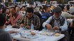 وجبات إفطار للنازحين السوريين بتركيا