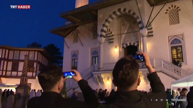 Almanya'da ilk kez bir camiye mahya asıldı