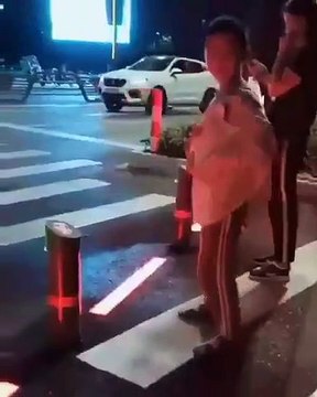 Singapour : des passages piétons luminescents pour éviter les accidents aux accros au smartphone