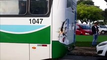 Caminhão e ônibus batem na Rua Pernambuco