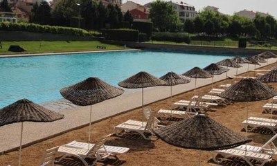 Denizi olmayan kentte plaj sezonunu açtılar...