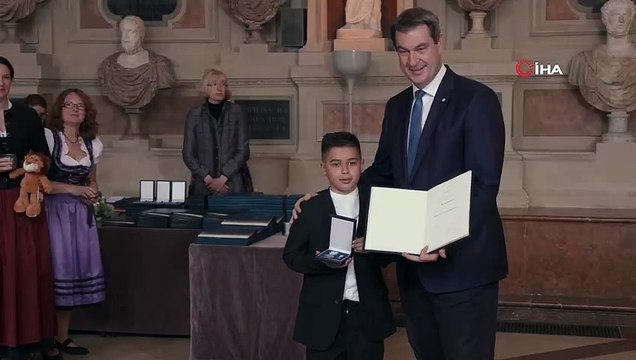 - Almanya’dan Kenan'a kahramanlık madalyası- İki yaşındaki kız kardeşini yanan otomobilden çıkarıp hayatını kurtaran Kenan'a Bavyera Kurtarma Madalyası verildi