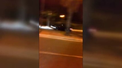 Impactante impacto de un coche contra una palmera en una competición ilegal