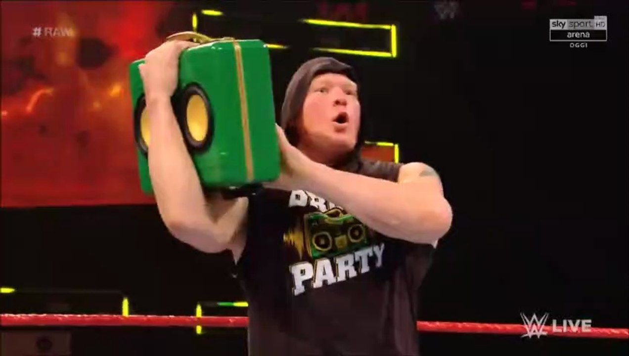 (ITA) Brock Lesnar balla con la Valigetta del Money in the Bank (WWE RAW 27/05/2019)