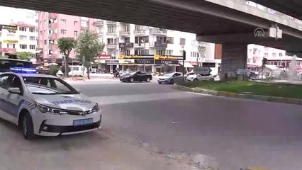 Dev makine parçasını taşıyan tır güçlükle ilerledi