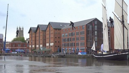 ویدئو؛ سه خلبان جت پوشیدنی همزمان پرواز کردند