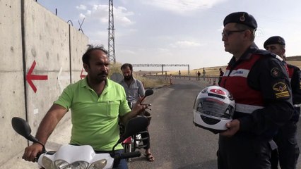 Jandarma ceza kesmek yerine kask dağıttı - ADIYAMAN