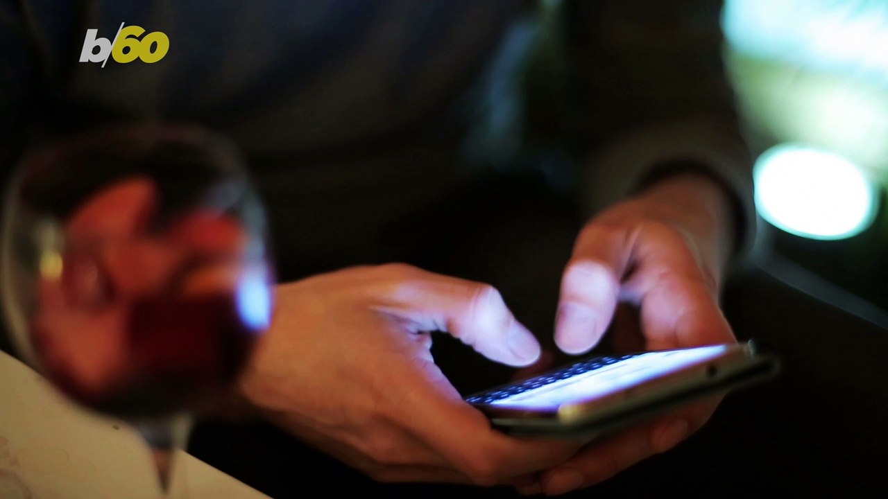5 Reasons Why Your Ex Is Texting You