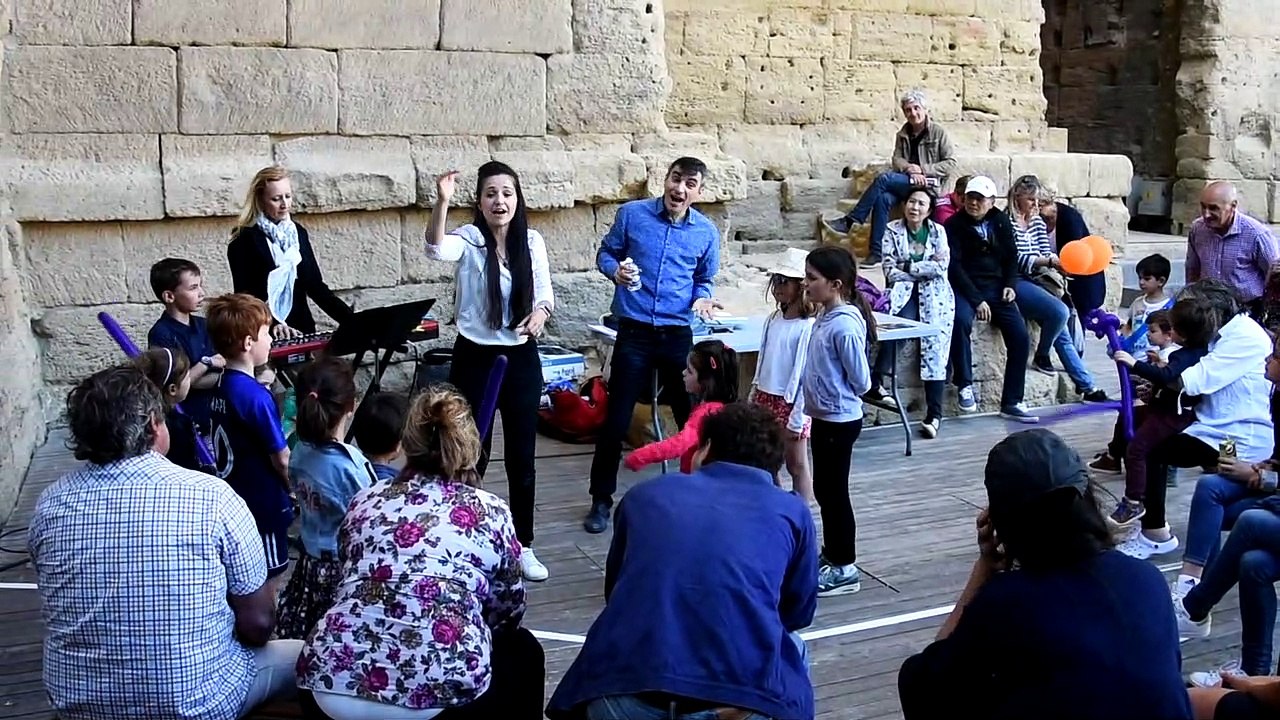 Orange : un cours de chorale pour parents et enfants sur la scène du théâtre antique à l'initiative des Chorégies.