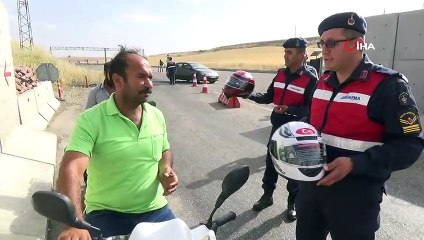 Ceza yazmak yerine kask hediye ettiler