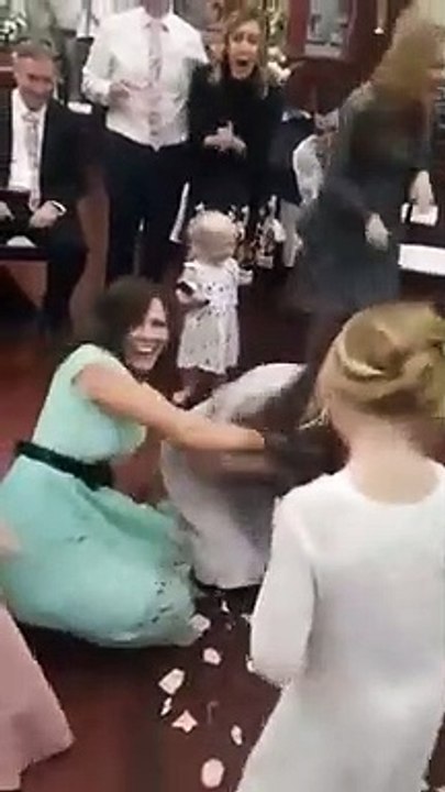 Bouquet au mariage : une bataille entre témoins lors du lancer !