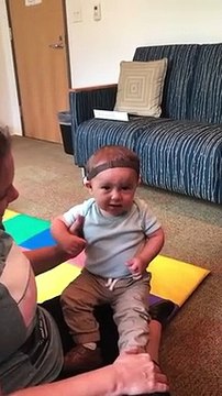 Ce bébé sourd entend pour la première fois avec un appareil ! Sa réaction est trop mignonne