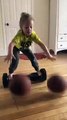 Cette fillette dribble 2 ballons en équilibre sur un hoverboard ! Basketball