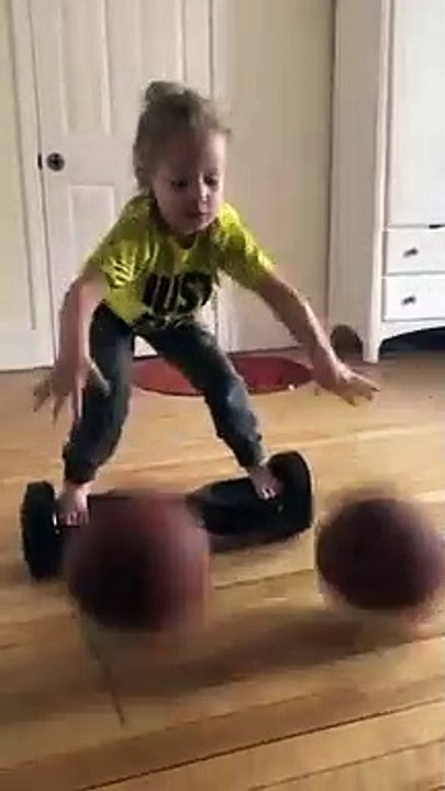 Cette fillette dribble 2 ballons en équilibre sur un hoverboard ! Basketball
