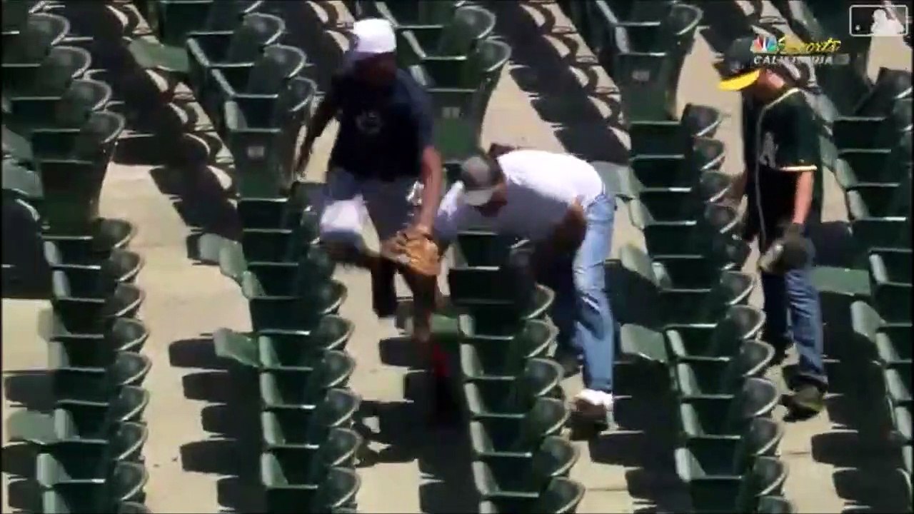 Il donne tout pour récupérer une balle de baseball tombée dans la tribune !