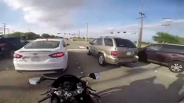 Ce motard va avoir beaucoup de chance... Bon karma