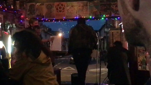 Pire concert, ce chanteur s'égosille dans un bar !